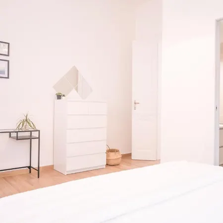 Minimalist Chic A Villanova 3bdr - 2bth - Wifi * Кальяри
